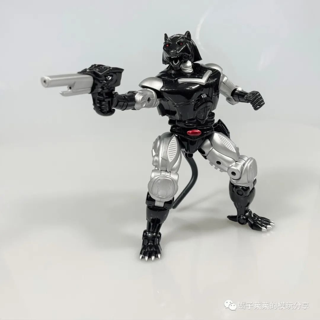 TransArt Toys BWM-04 Black Agent In-Hand Images Gallery